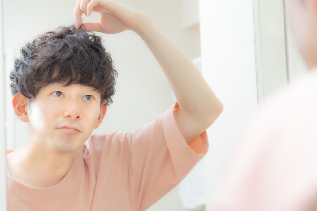 ヘアセットをする男性の写真