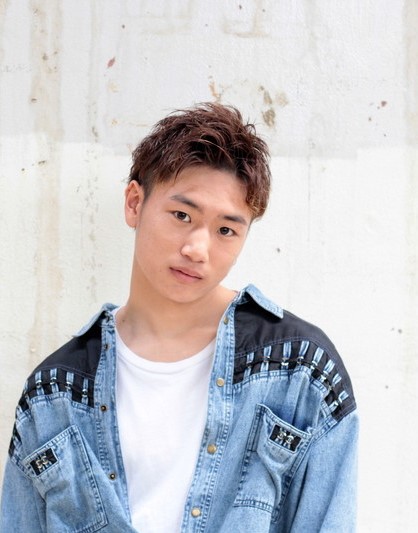 前髪を上げたくせ毛風メンズヘアスタイルの写真