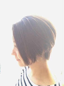 ゼロヘアーのショートボブを横から見た写真