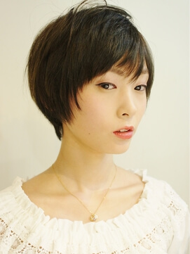 ゼロヘアーのシンプルなショートヘアの写真