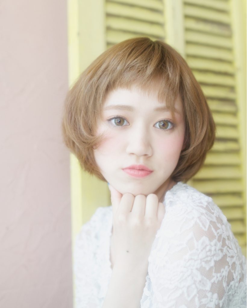 ブラウンヘアのマッシュボブスタイルの女性の写真