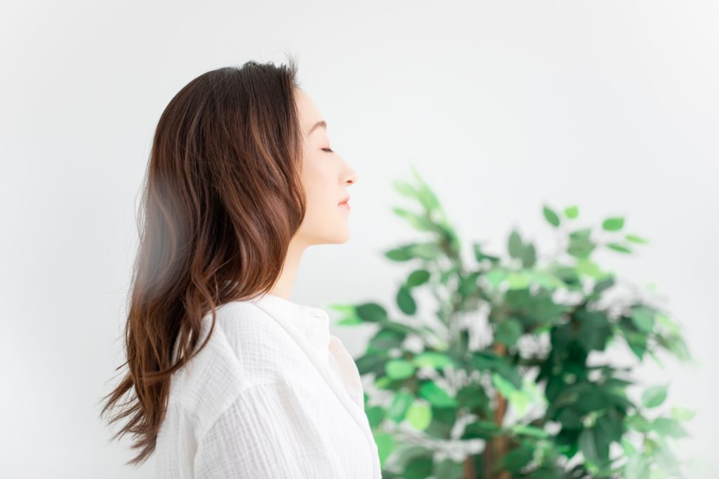 横を向いた女性の写真