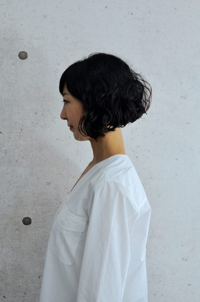 ボブパーマスタイルの女性の写真