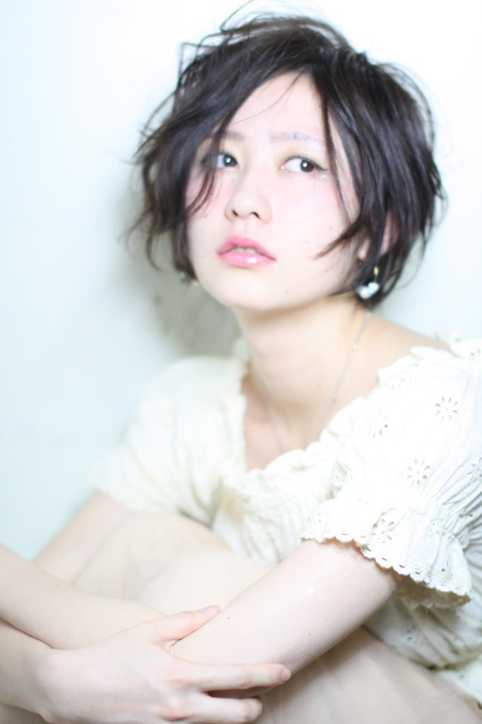 ショートヘアの女性の写真