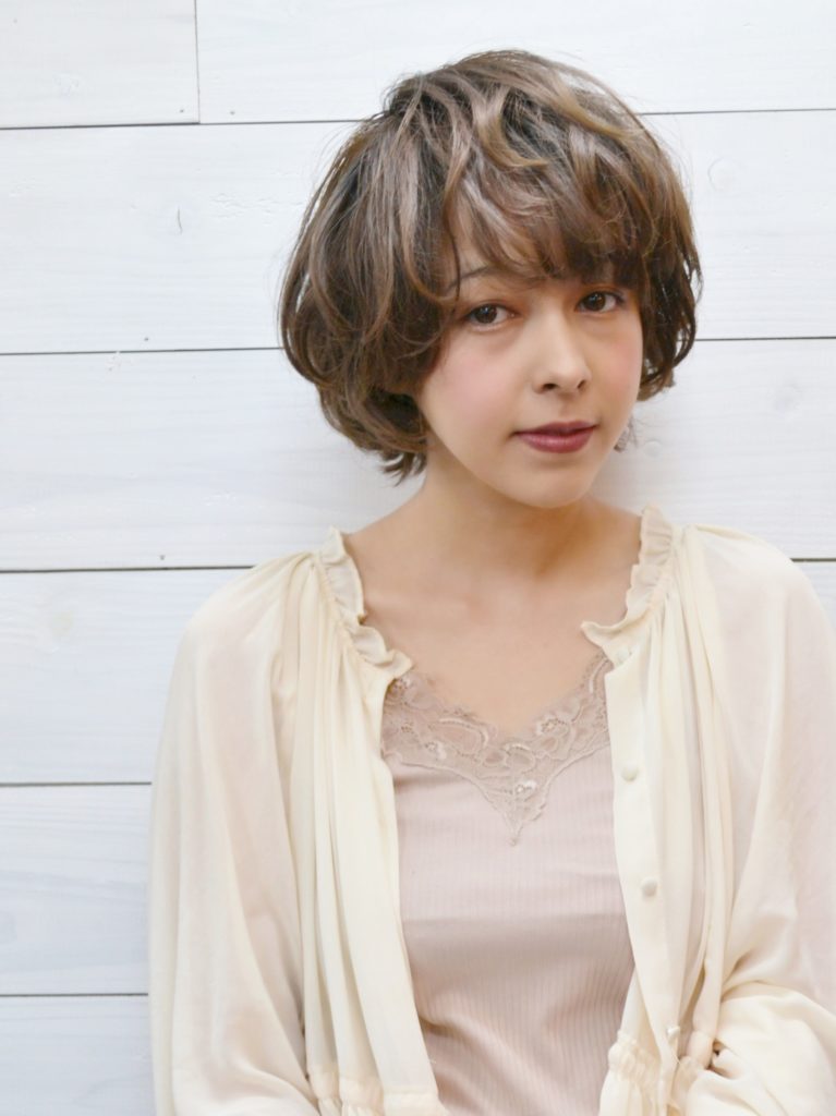 ボブスタイルの女性の写真