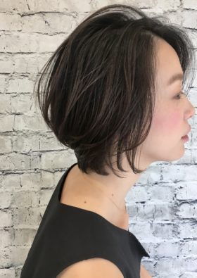 ボブスタイルの女性の写真