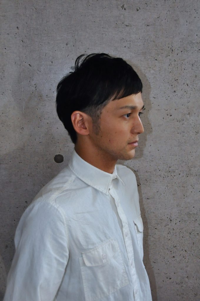 ツーブロックショートスタイルの男性の写真