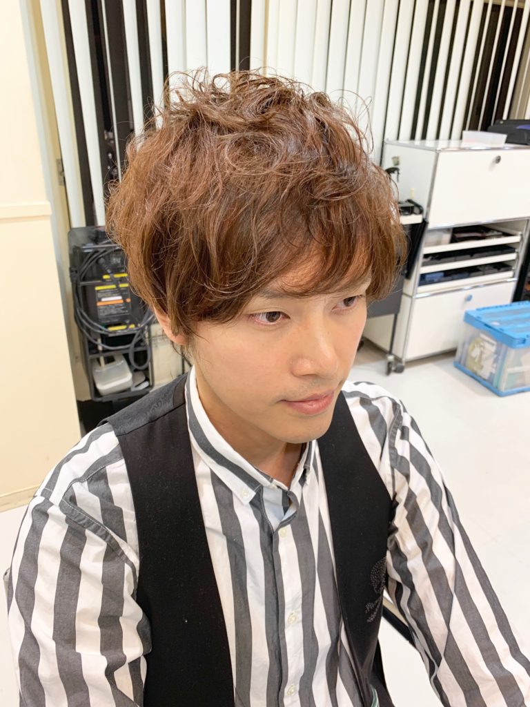 パーマスタイルの男性の写真