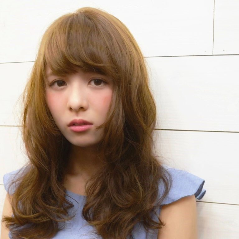 ラフ可愛い甘めニュアンスカールヘアの女性の写真