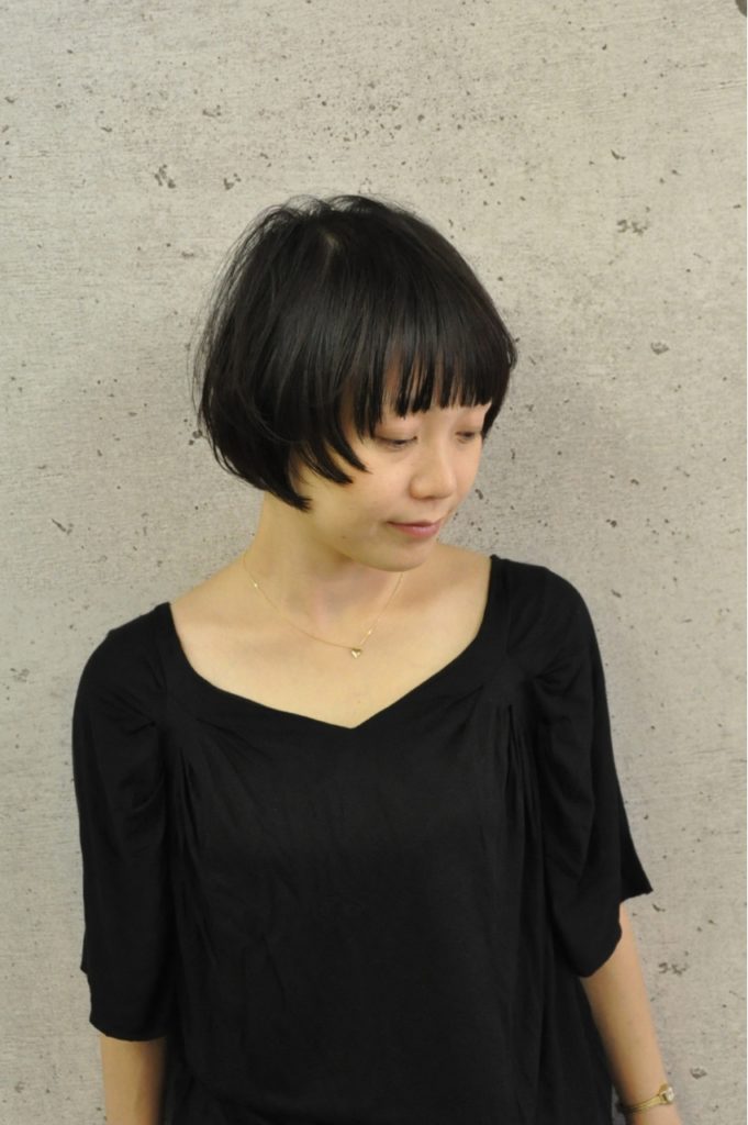 前髪ストレートのショートの女性の写真