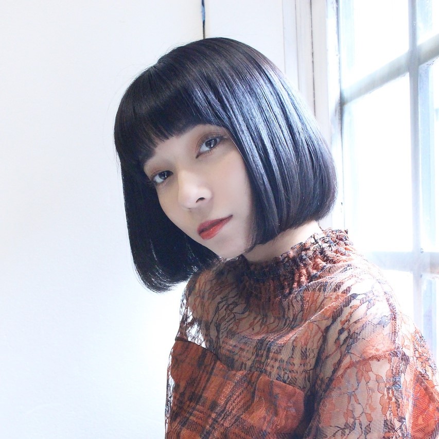 黒髪ボブヘアの女性の写真