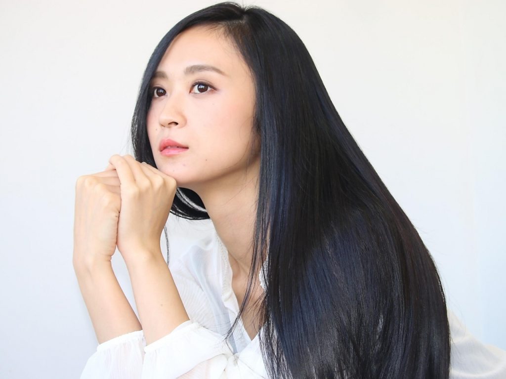 ストレートヘアの女性の写真