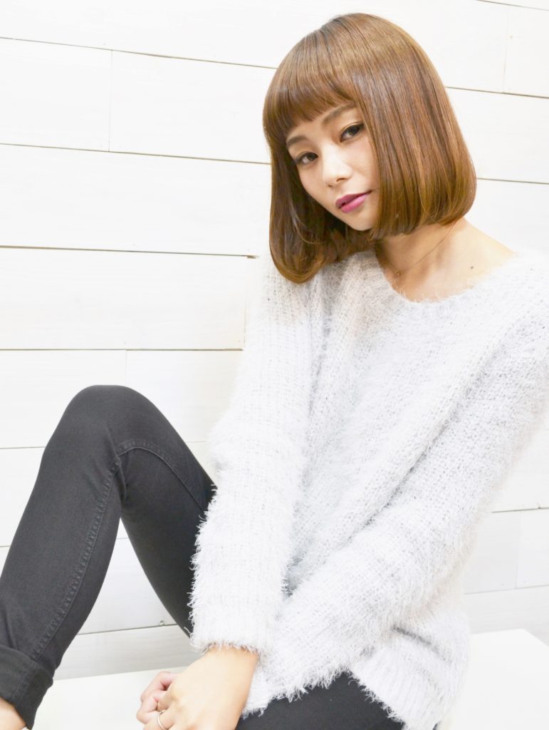前髪が眉より上のワンカールボブの女性の写真