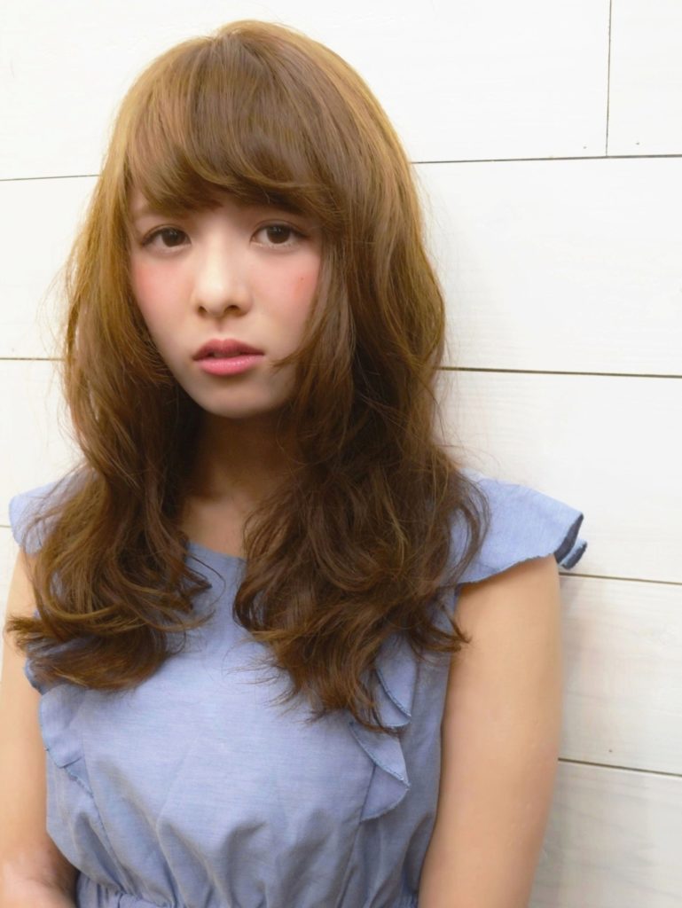 ラフ可愛い甘めニュアンスカールヘアの女性の写真