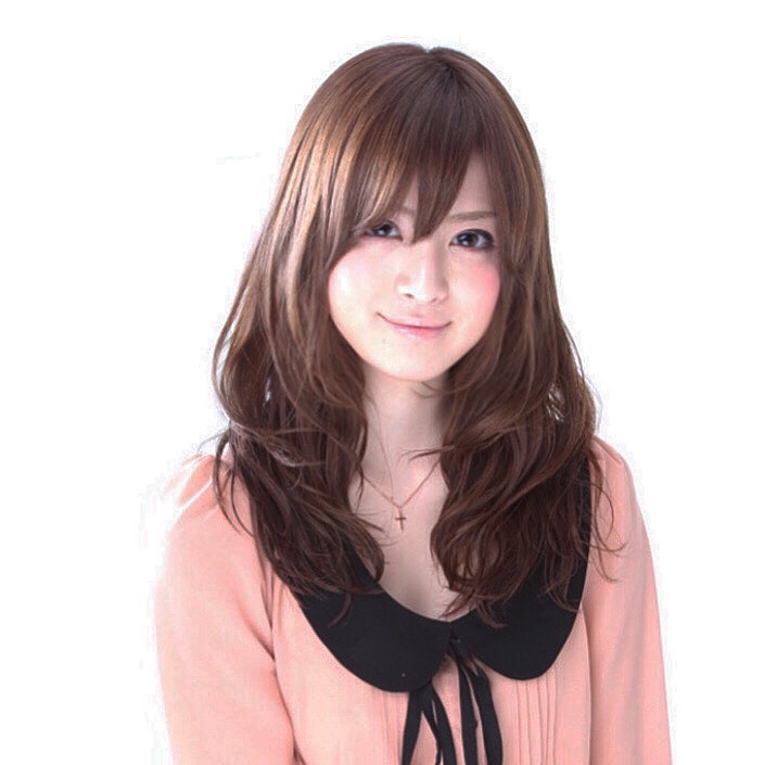 ロングパーマヘアの女性の写真