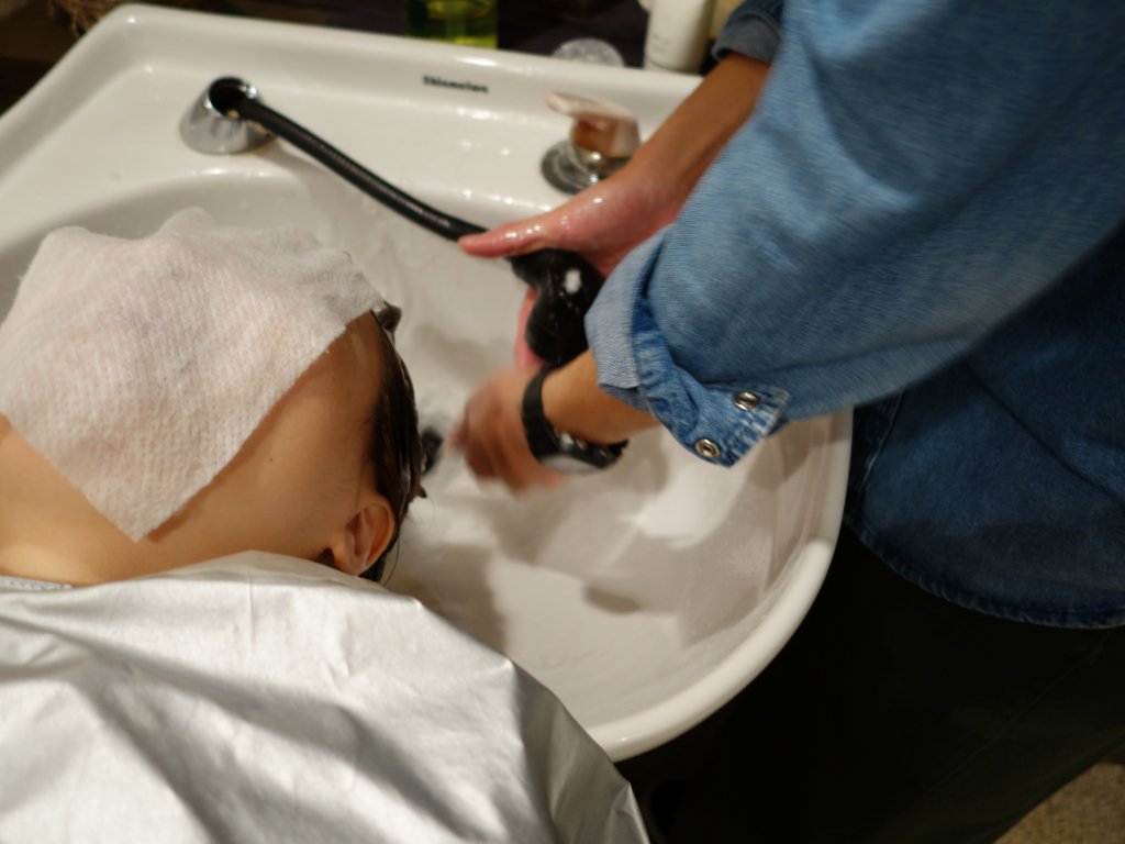 もんでんでのシャンプー中の写真