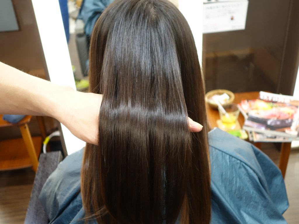 サラサラの髪に手ぐしを通している写真