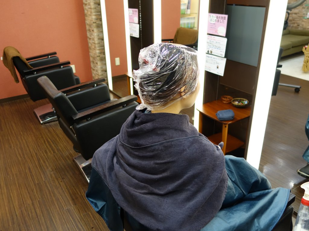 ラップを頭に巻いている写真