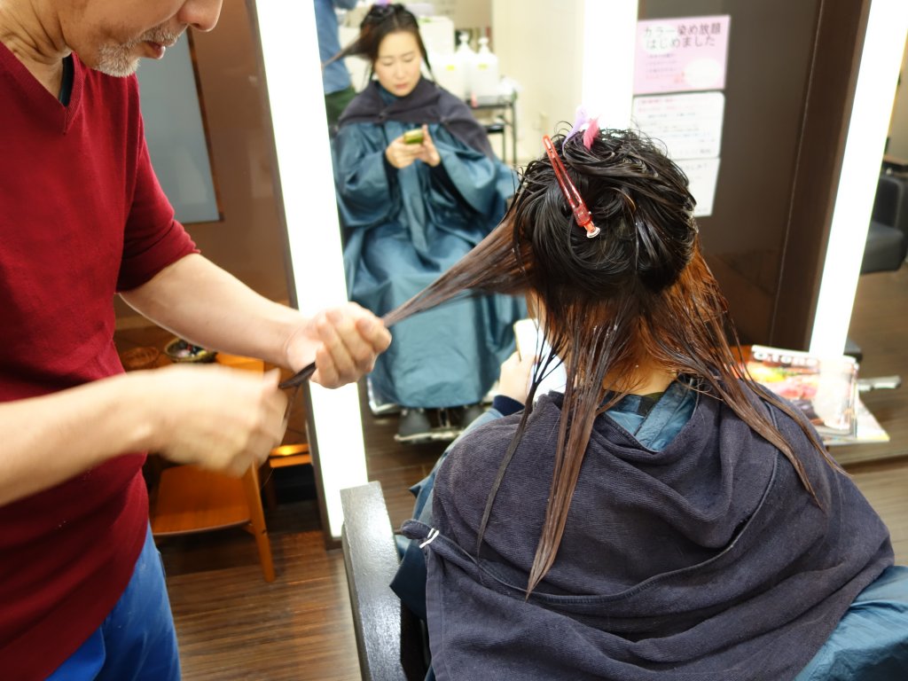 ステップ4のトリートメントを塗り込んでいる写真