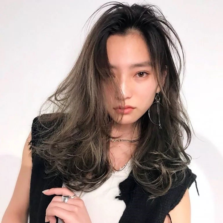 ロングヘアの女性の写真
