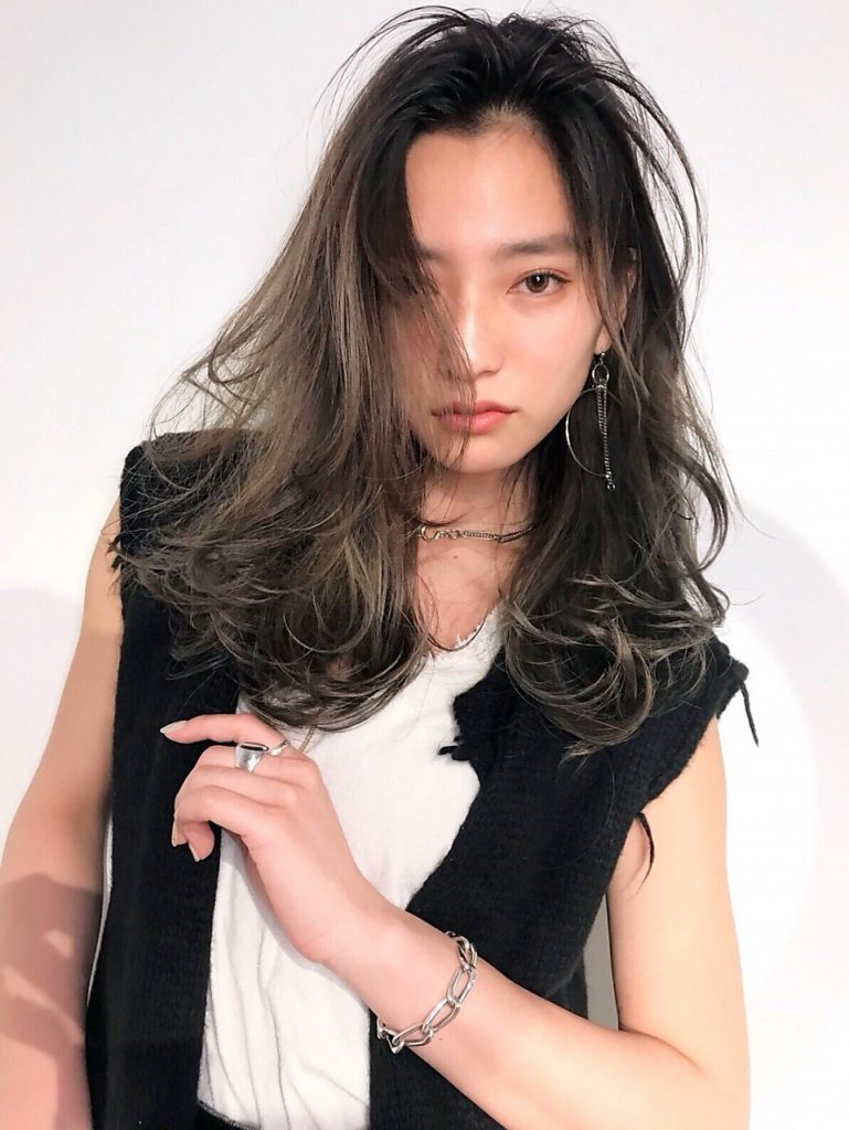 ロングヘアの女性の写真