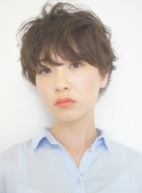 パーマのかかったショートヘアのスタイル写真