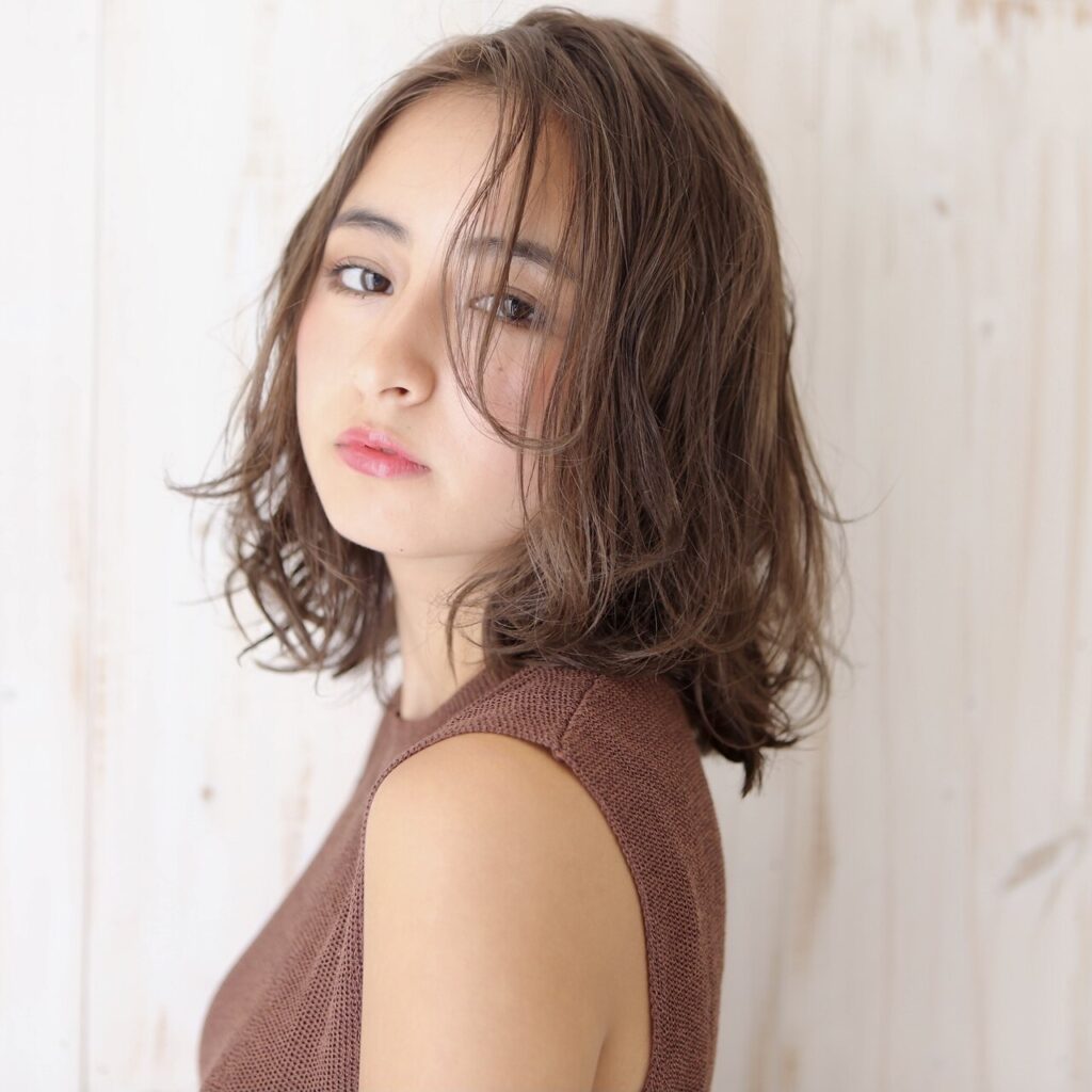 振り向いているミディアムスタイルの女性の写真
