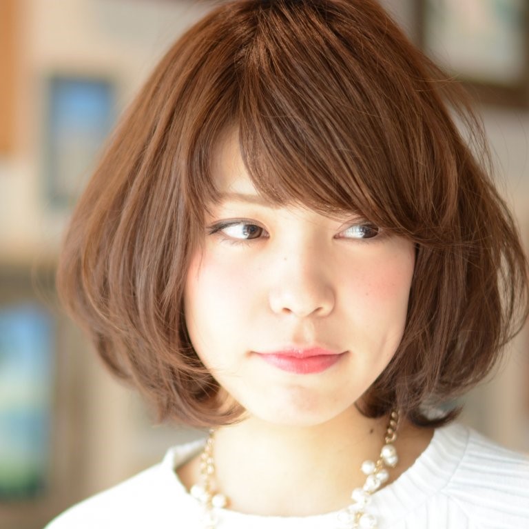 レイのふんわりとしたボブスタイルの写真