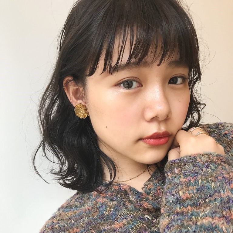 LOUIEの黒髪ボブスタイルの写真