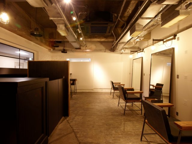 アンダーバーサーティーンの店内写真