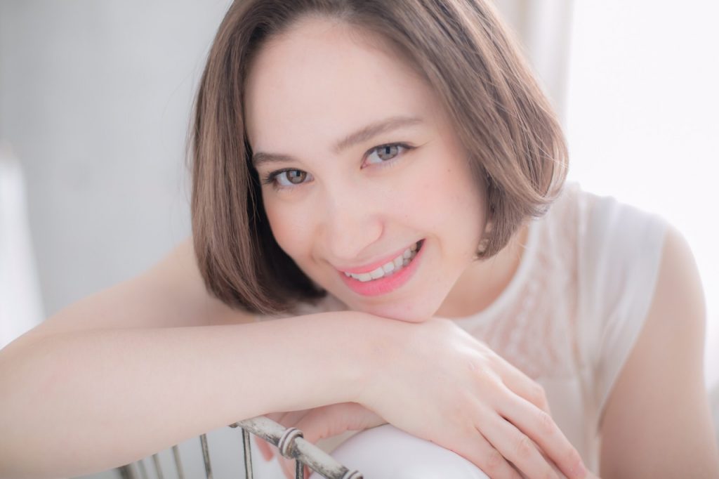 シナモン色のショートヘア透明感ある女性
