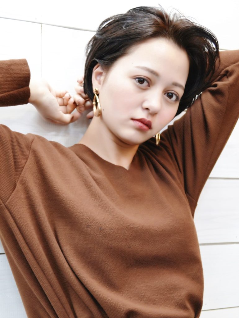 ショートヘアの女性の写真