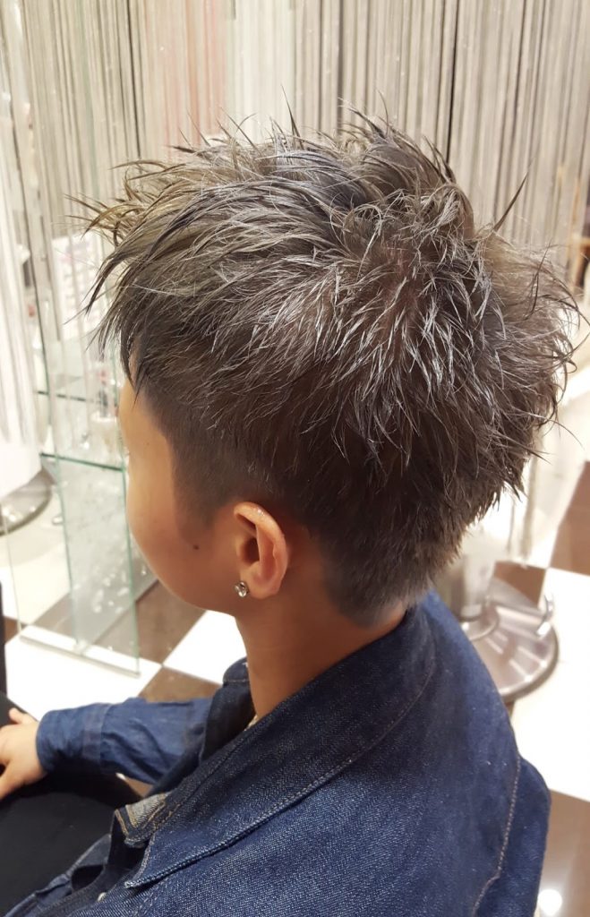 無造作ツーブロックヘアのイケメン後ろ姿