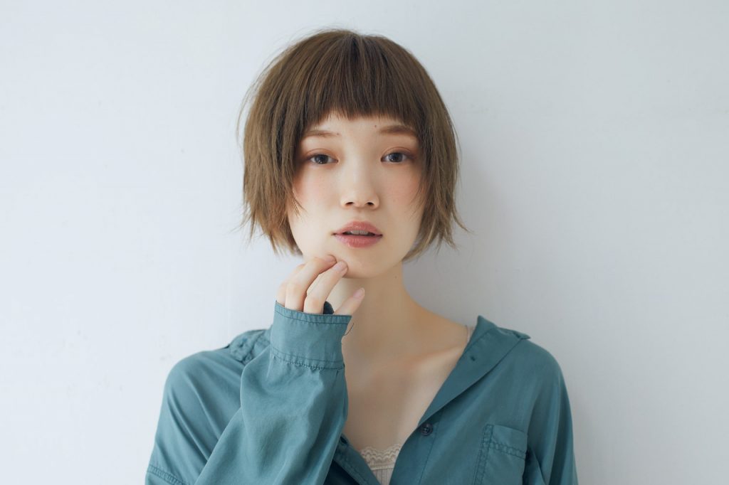 アッシュシナモンカラーのショートヘア女性