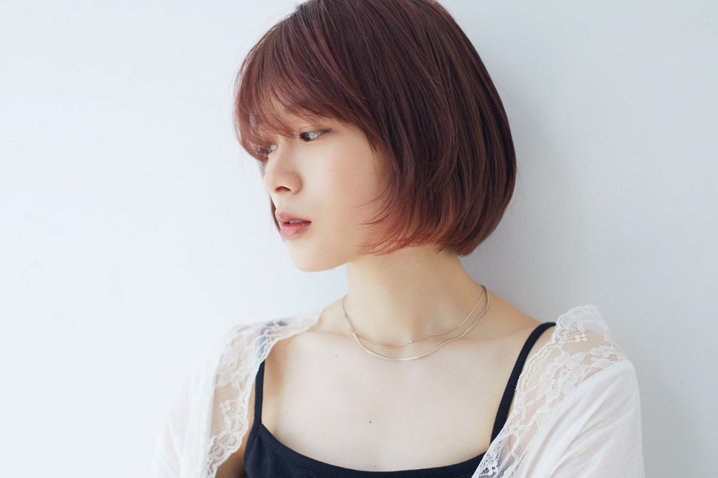 テラコッタカラーでフェミニンイメージのノースリーブ女性