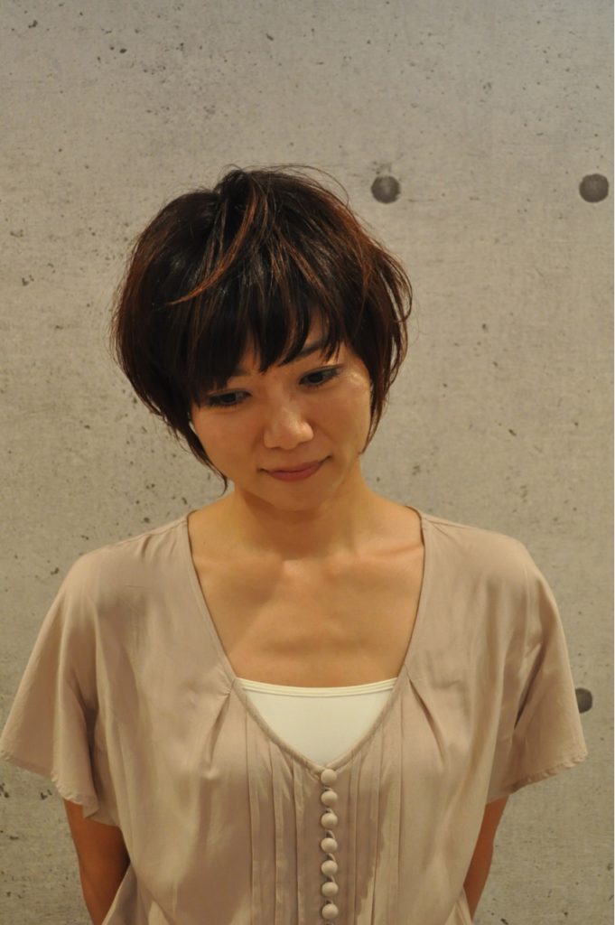 くせを生かした大人ショートの女性の写真