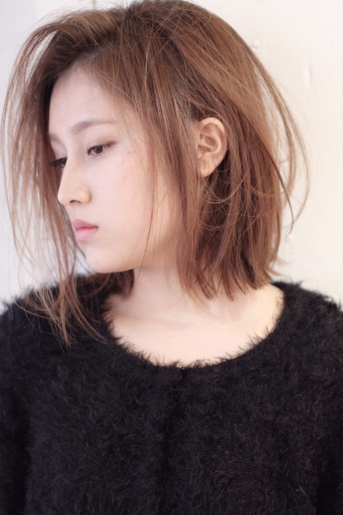 大人女子におすすめのツヤカラーミディアムヘアの女性の写真