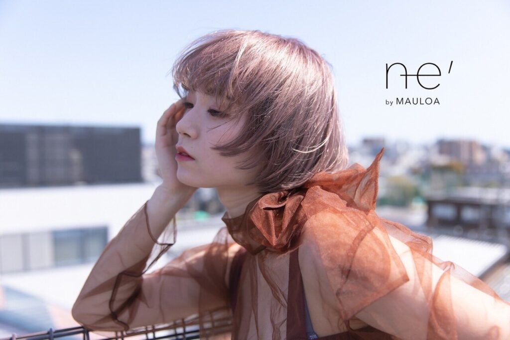 エヌイーバイマウロアの横を向いた女性の写真