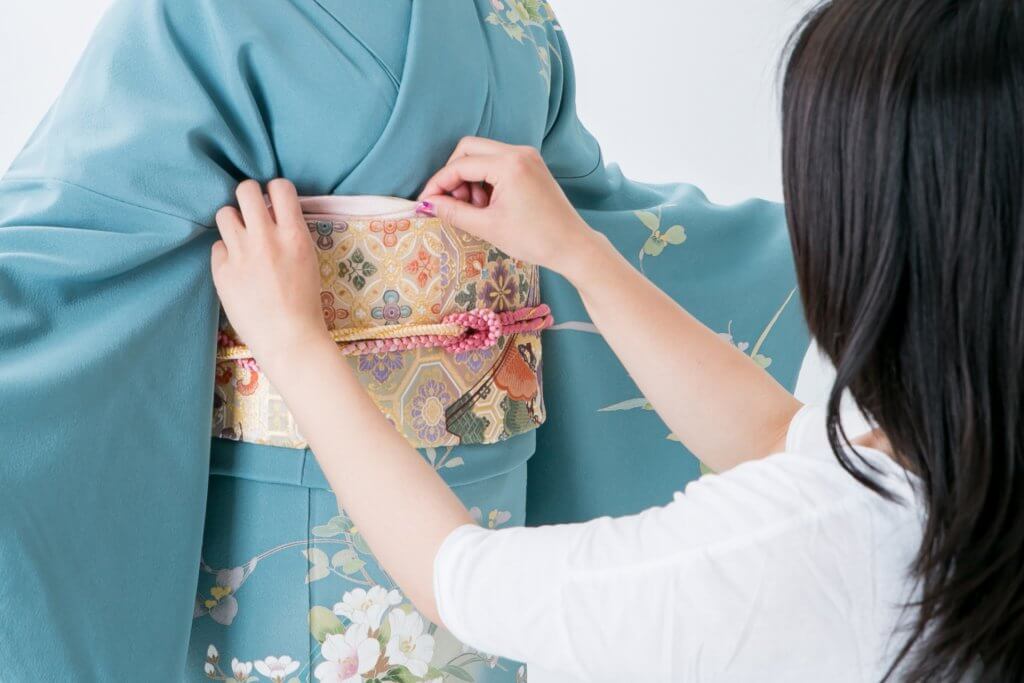 着付けをする女性の写真