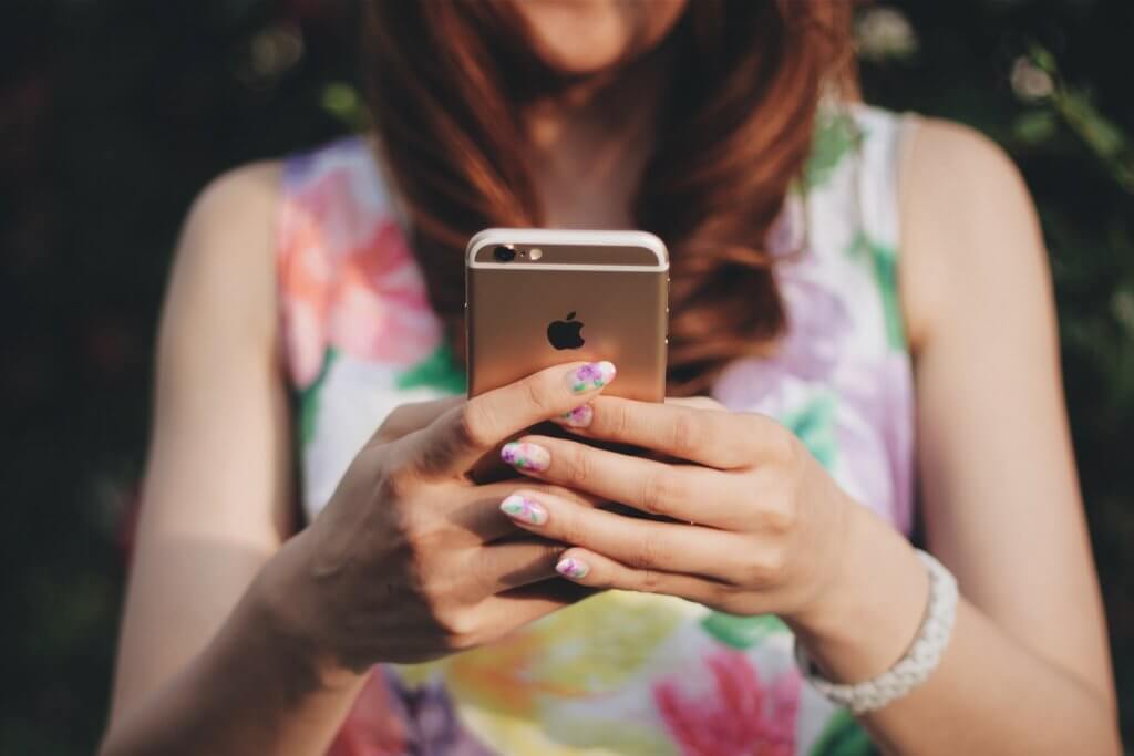 スマホを見る女性の写真