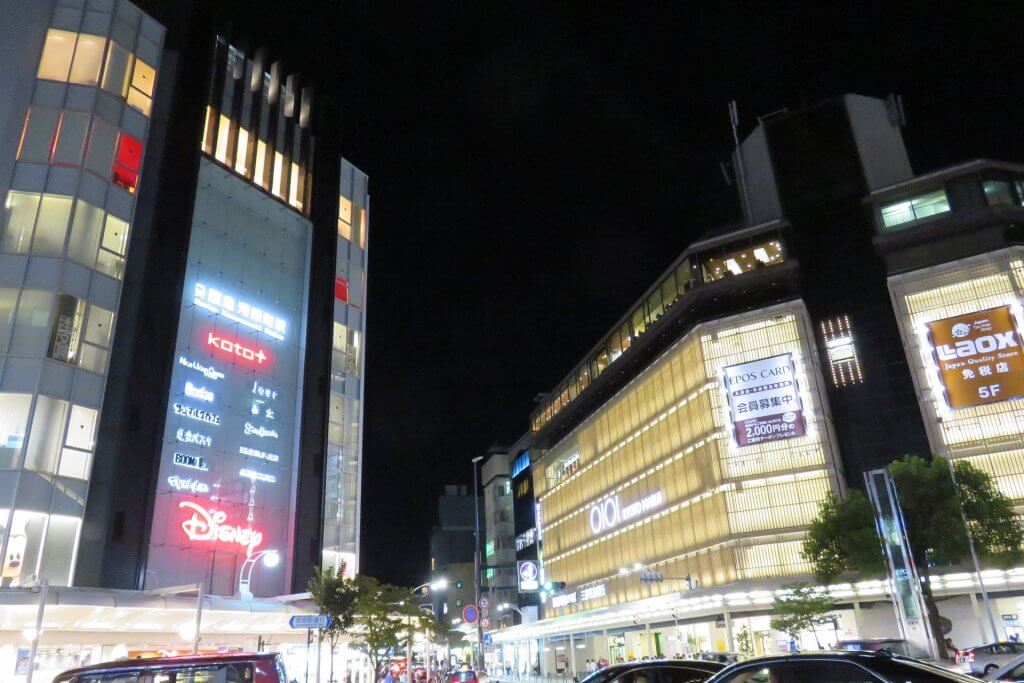 夜の四条河原町交差点の写真