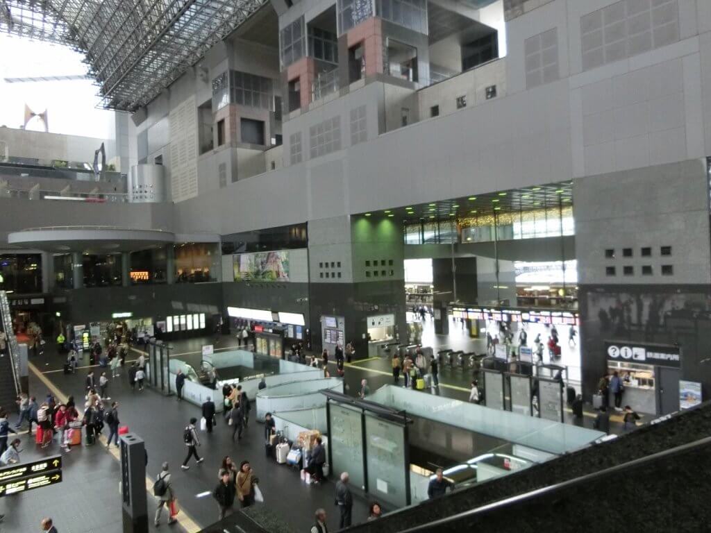 人で賑わう京都駅構内の写真