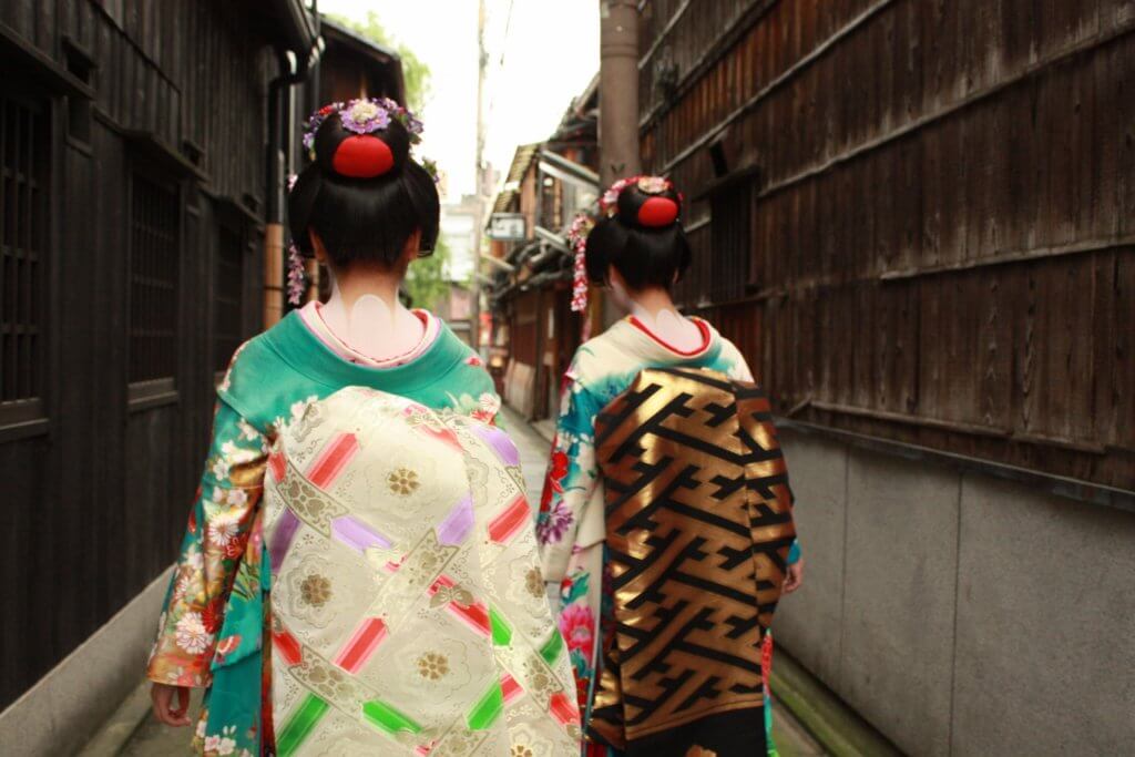 舞妓さんの後ろ姿の写真