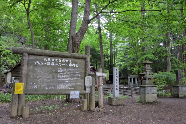 登山口の案内板の写真