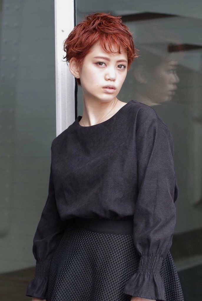 オレンジ系カラーのショートヘアのモード系女子