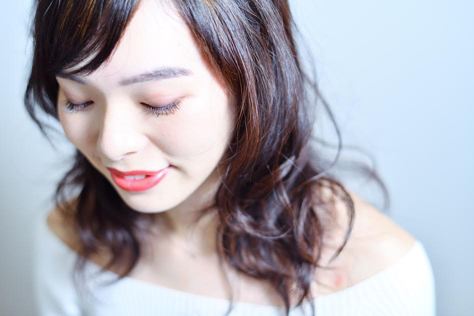 ウップスヘアーのミディアムヘアの写真