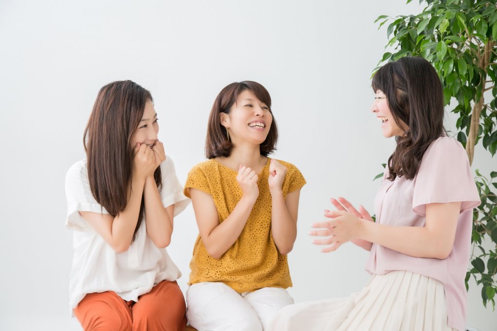 盛り上がる女性3人の写真