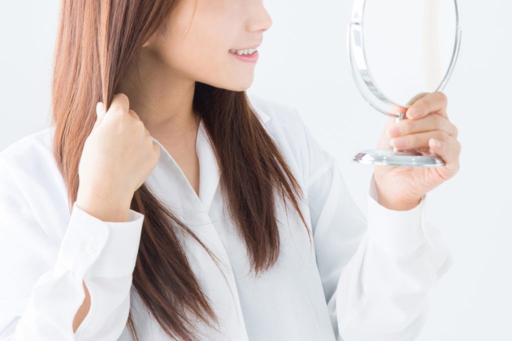 鏡を見る女性の写真