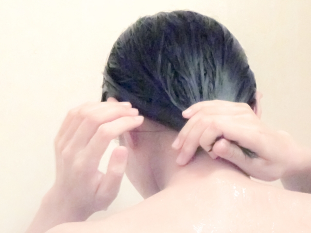 お風呂で丁寧に髪をトリートメントする様子