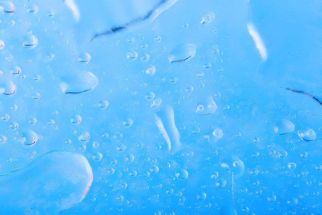 ガラスに付く湿気の水滴